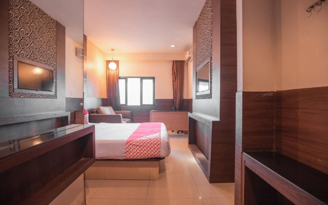 OYO 467 Penthouse Hotel