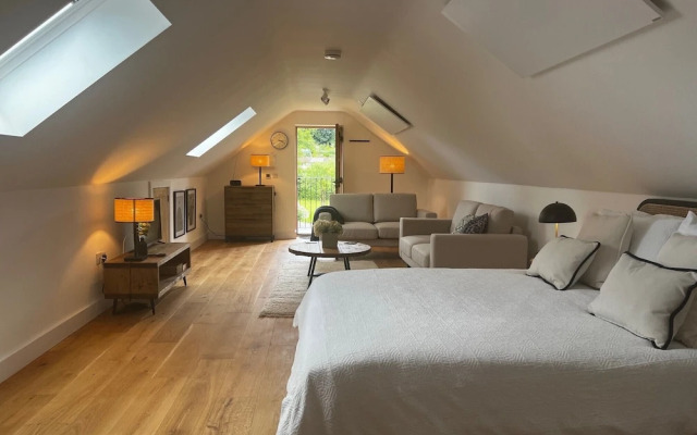 Cozy Studio Attic Retreat in Bettws Newydd