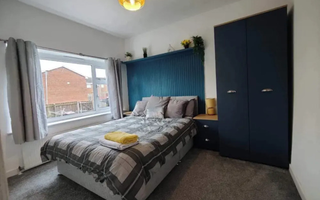 3 Bed House - Sleeps 7 - Garden - Parking - Wifi