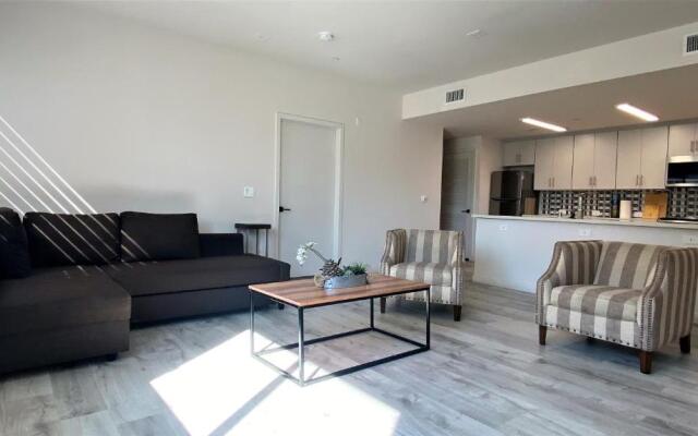Beautiful and Sunny 3bd 2ba Hollywood Apartment