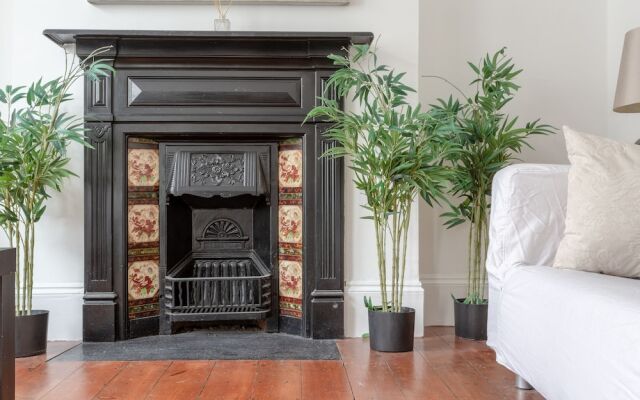 Spacious 4 Bedroom House Close to Tooting Station