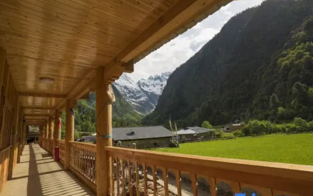 Yubeng Holiday Inn