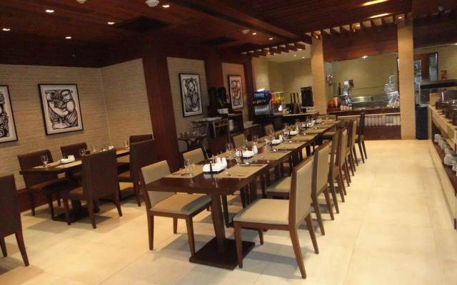 Golden Prince Hotel and Suites