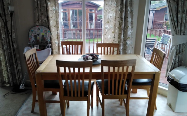 Charming 3-bed Lodge in Malton With hot tub