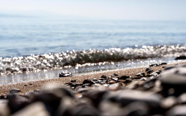 Meltemi Beach House - a seaside Luxury maisonnette
