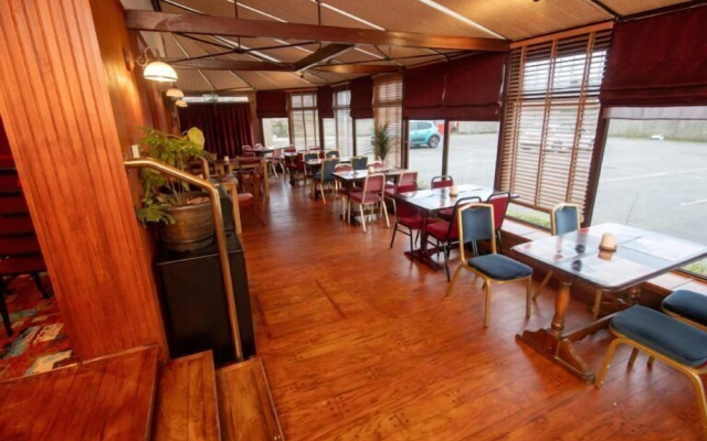 Ooters at The Mariner