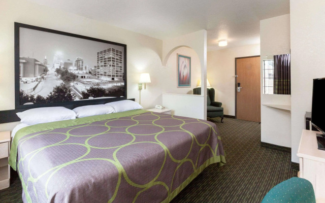 Super 8 By Wyndham Tulsa/Downtown/East