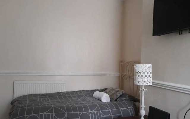 Large House Sleeps13 Close to lfc Stadium Anfield