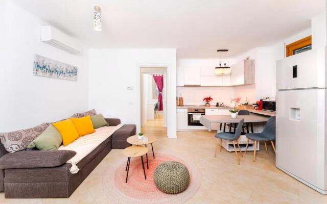 Central 700 square Fructus plaza - Eva apartment