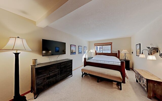 One Bedrooms At Snowbird Condos Slopeside - Free Wifi & Assigned Parking!