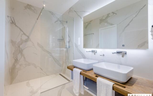 Pax in Sutivan with 3 bedrooms and 3 bathrooms