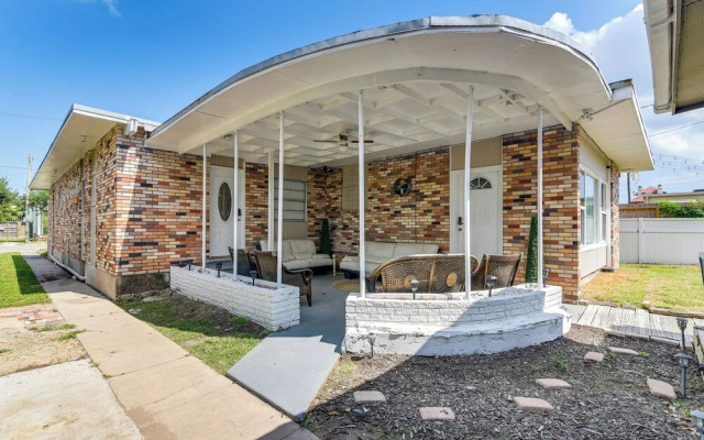 Walk to Beach: Cozy Unit in Galveston!
