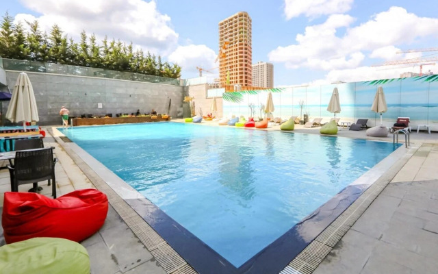 Business-friendly Res With Pool in Fikirtepe