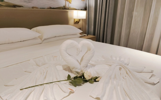 Vienna Hotel (Beihai Weizhou Island Lanqiao seaview shop)