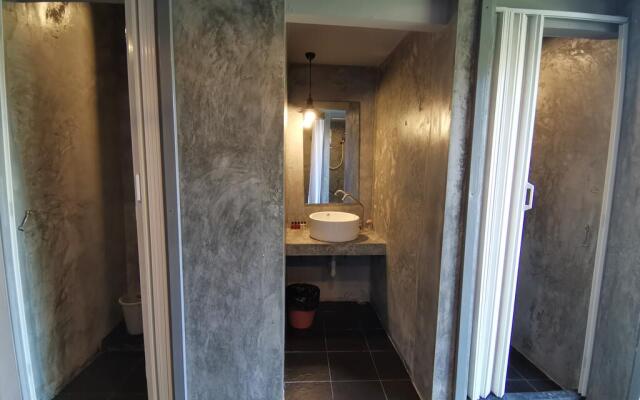 8 Sleepers Street Hostel