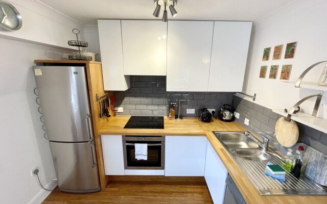 Bright 1 Double bed Apartment Near Cabot Circus