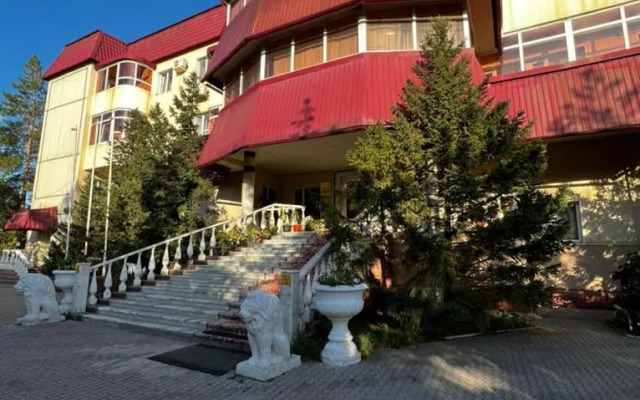 Everest Hotel