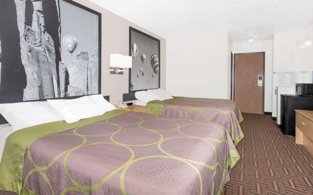 Super 8 by Wyndham Bloomfield