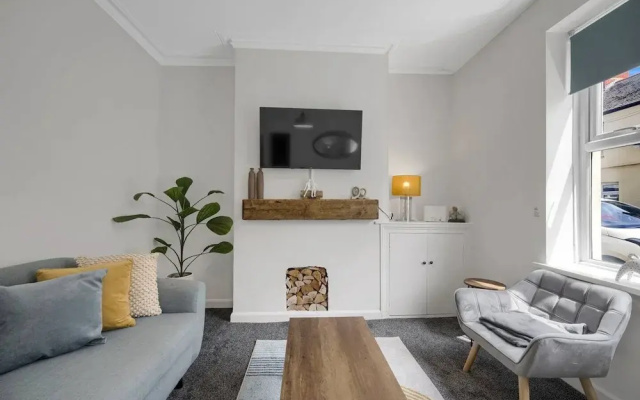 Central Chic - Huge Home - Free Wifi