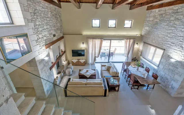 Dreamcatcher Villa Outdoor Indoor Pool hot tub