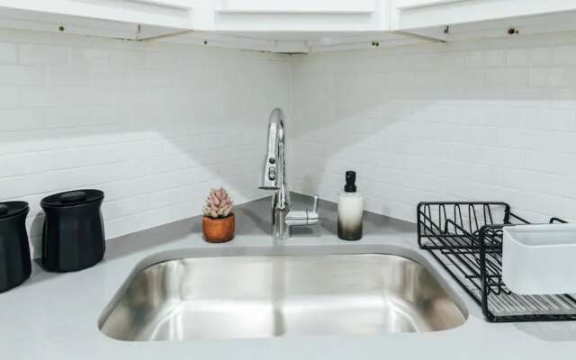 Best Deal 2BR Apt in Lakeview