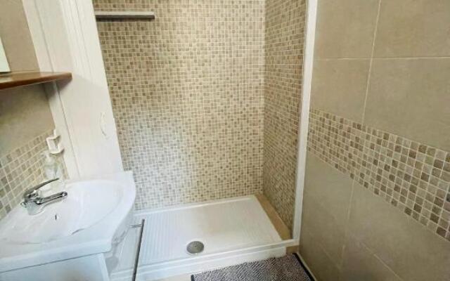 Lovely 2 bedroom rental unit,patio and close beach