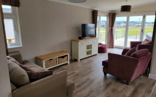 Luxury 2-bed Lodge in Routh, Sleeps 4 With Hot Tub