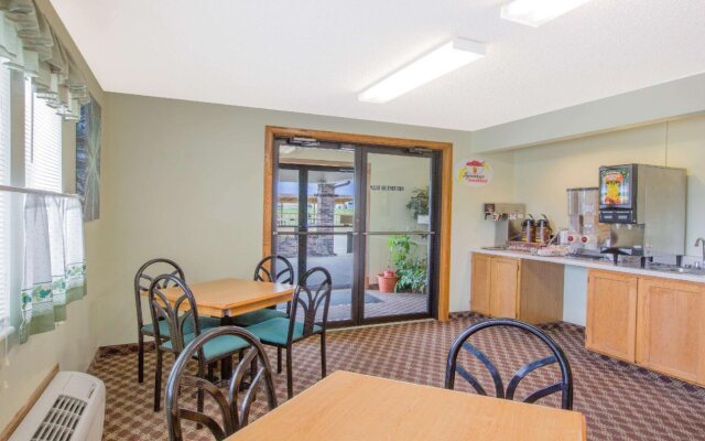 Rodeway Inn near I-35 Lamoni