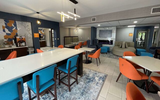 La Quinta Inn & Suites by Wyndham Fayetteville I-95