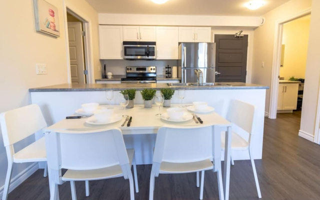 Newly Renovated Condo w Prking Near UNB Patio