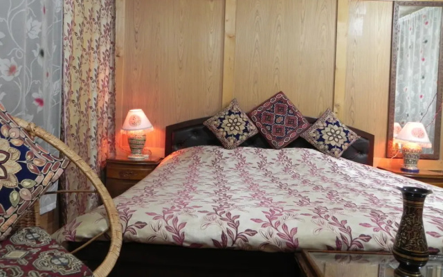 Shabrose Heritage Houseboats