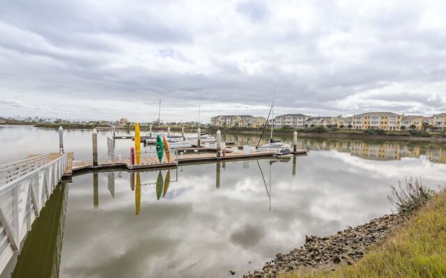 Posh Waterfront - 3 Br Condo