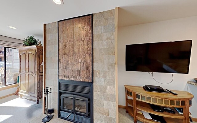 One Bedrooms At Snowbird Condos Slopeside - Free Wifi & Assigned Parking!