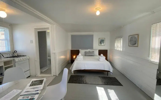 Bungalow 8 - 1br, Waterfront