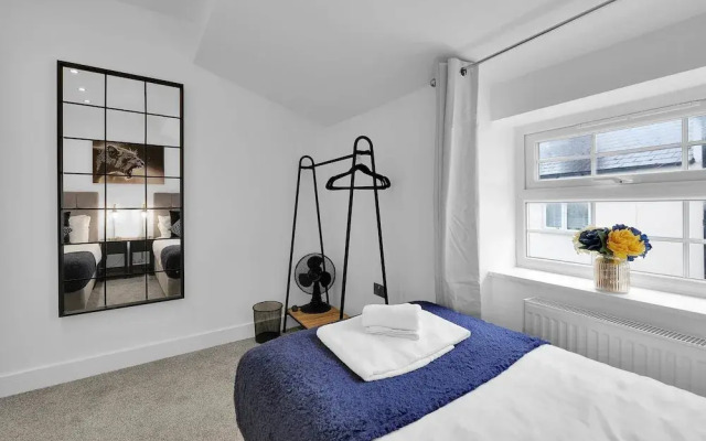 Newly Refurbished 2 Bed Hse Town Centre