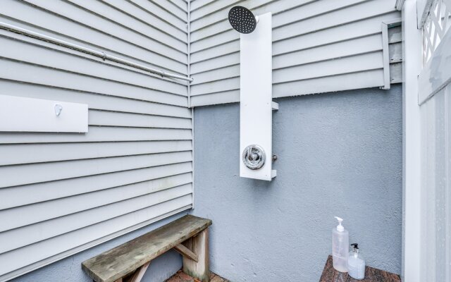 Bright Milford Beach House w/ Outdoor Shower