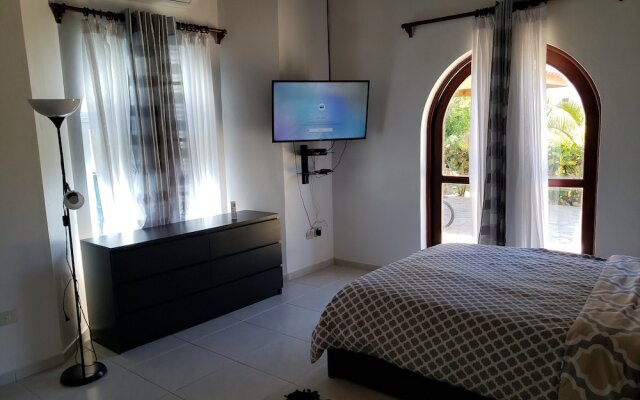 Villa 6 Bedrooms Guests Friendly