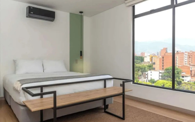 Lovely 3 BR w/ Balcony in Laureles Medellin