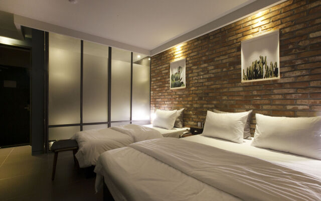 Brown Dot Hotel