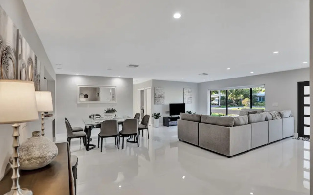 Renovated 5½ Bedroom Home/Heated Pool