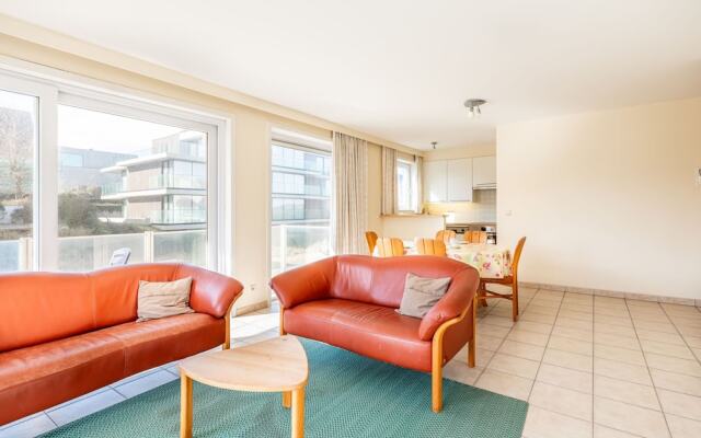 Modern 1st Floor Apartment in Oostduinkerke