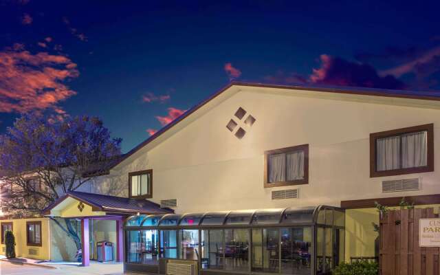 Super 8 by Wyndham Champaign
