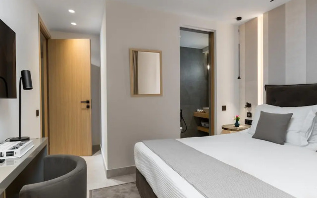 Deluxe Suite Side Sea View