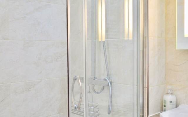 Spacious 3 Bedroom West End Flat