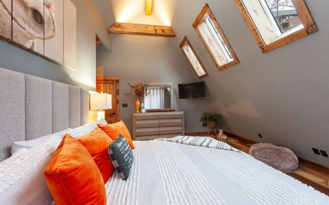 Night Owl 3 Bedroom Cabin by RedAwning