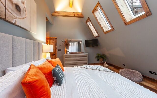 Night Owl 3 Bedroom Cabin by RedAwning