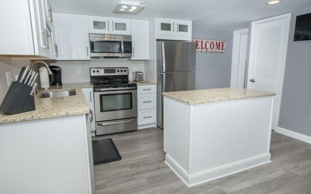 Holiday Surf & Racquet 402 2 Bedroom Condo by RedAwning