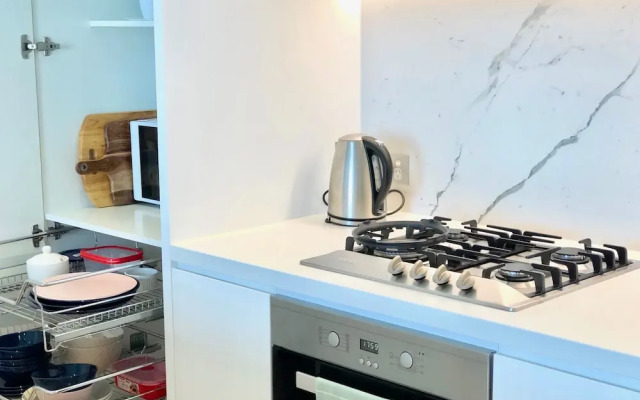 Deluxe and Brand New Lakeside Apartment