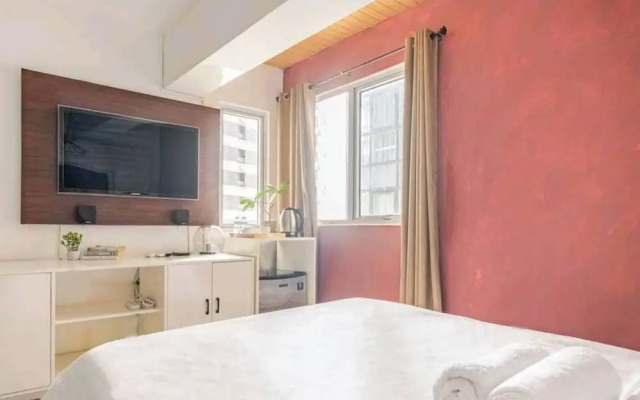 L1 Twin Bed Staycation in Bonifacio Global City
