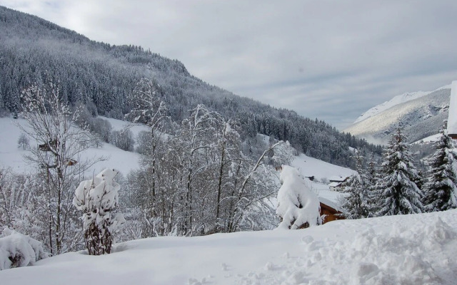 Cozy Chalet in Grand-Bornand with Garden Furniture